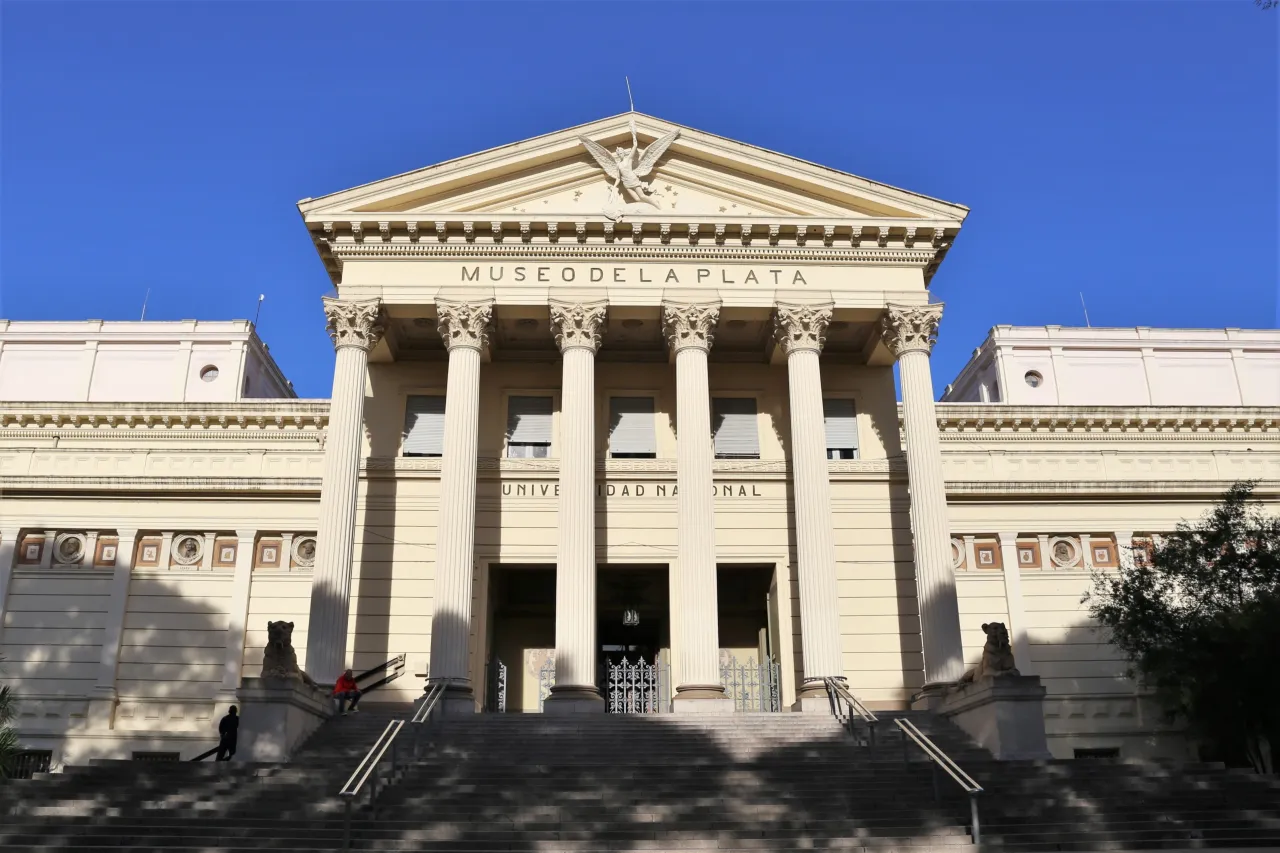 File:Edificio de los Talleres Ferroviarios de Remedios de Escalada