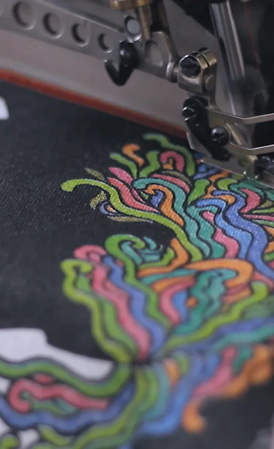 Jorge Kasparian es serigrafista y convoca a un grupo de amigos, artistas y devotos para estampar un libro con páginas de tela abordando la obra de Luis Alberto Spinetta. La tarea es altruista, pero la suma de voluntades y entusiasmo amplían el proyecto surgiendo equívocos y dificultades que lo desafían a mantener un norte para encausar esa devoción en un libro excepcional.