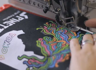 Jorge Kasparian es serigrafista y convoca a un grupo de amigos, artistas y devotos para estampar un libro con páginas de tela abordando la obra de Luis Alberto Spinetta. La tarea es altruista, pero la suma de voluntades y entusiasmo amplían el proyecto surgiendo equívocos y dificultades que lo desafían a mantener un norte para encausar esa devoción en un libro excepcional.